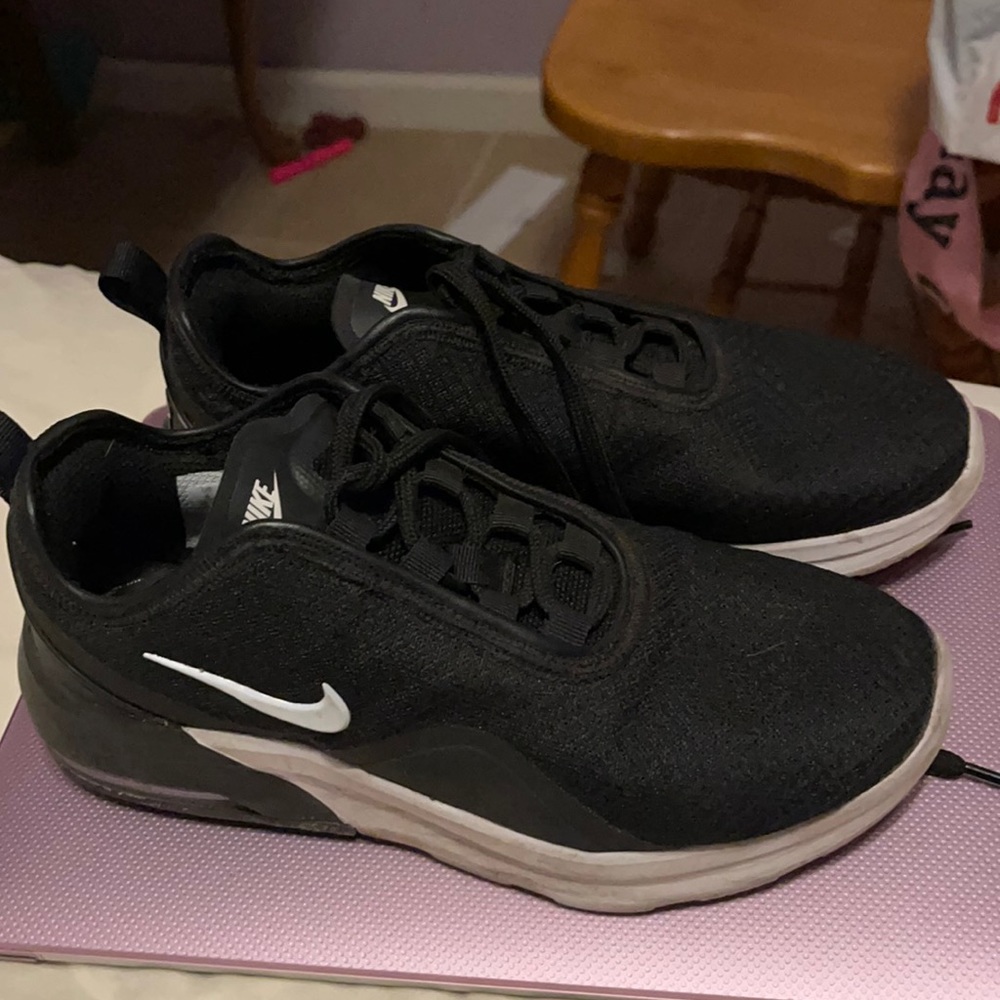 NIKE AIR MAX MOTION 2 worn twice